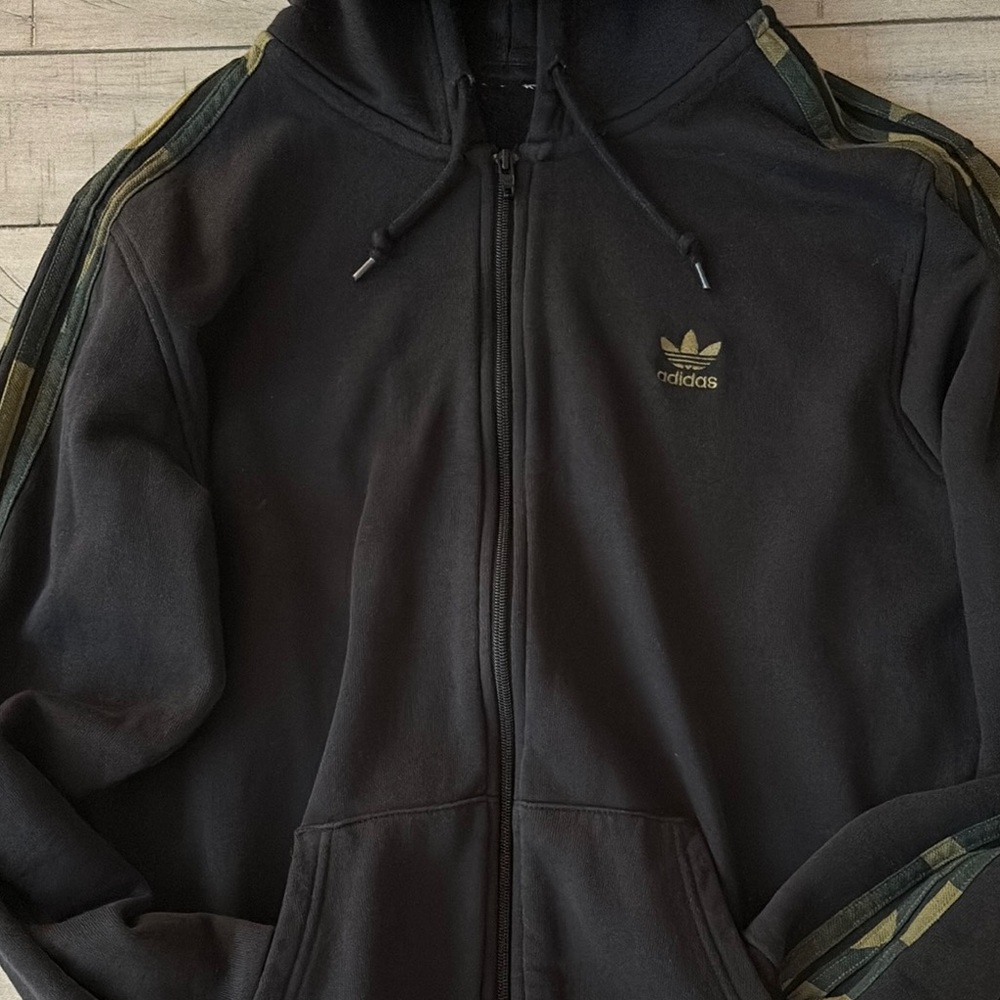 Adidas Black and Gold Lightweight Jacket Sleek Design